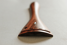 Tonalne kvalitete strunika - Strunik violina doda ali odvzame veliko tonalnih kvalitet, ter močno vpliva na končni zvok inštrumenta